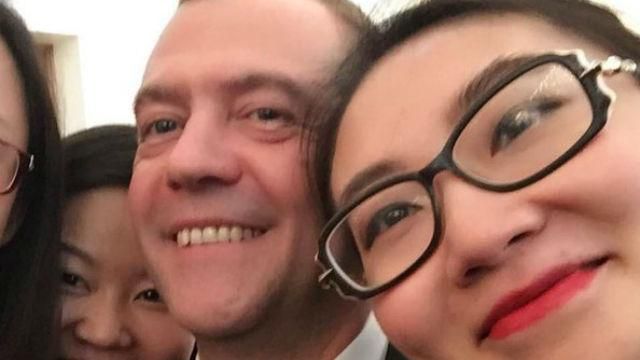 Медведєв "взорвал" интернет селфи с девушками Медведєв "взорвал" интернет селфи с девушками