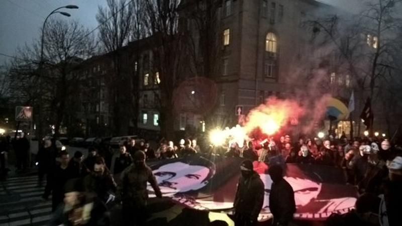 Под прокуратурой Киева зажгли файеры и скандируют "Революция"