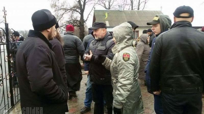 "Правый сектор" заблокировал церковь с прихожанами, — УПЦ МП