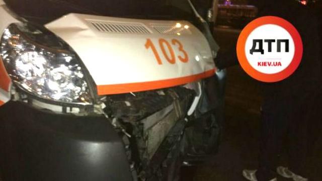 В Киеве скорая протаранила и опрокинула Volkswagen В Киеве скорая протаранила и опрокинула Volkswagen