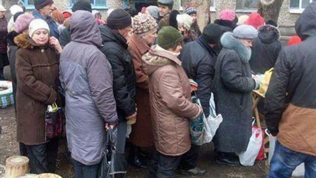 Фото дня. Довгі черги за їжею в окупованому Луганську