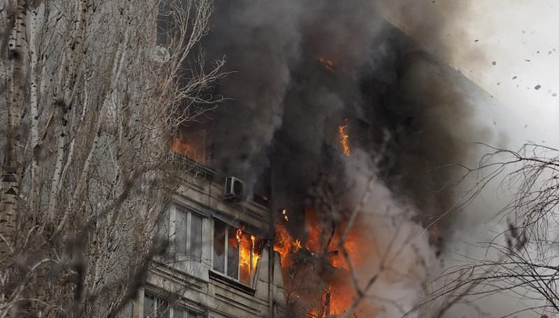 Два взрыва сравняли с землей подъезд многоэтажки в Волгограде
