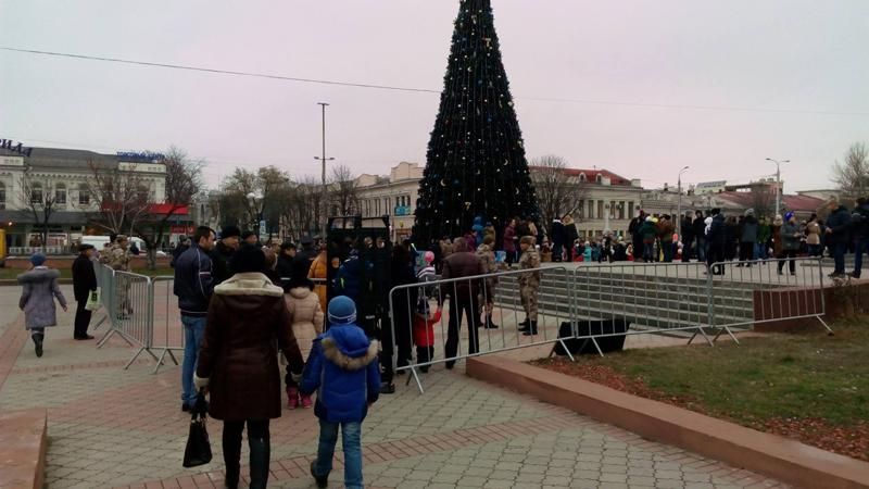 Фотофакт: до ялинки у Сімферополі пропускають після металошукача Фотофакт: до ялинки у Сімферополі пропускають після металошукача