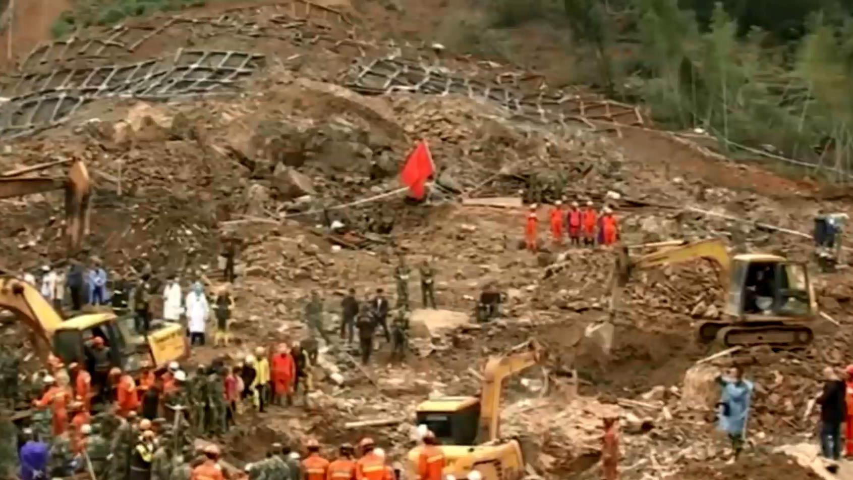 В Китае оползень похоронил под землей более двух десятков домов