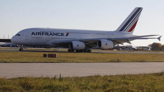 Підозрілий пакет на борту Air France виявився муляжем Підозрілий пакет на борту Air France виявився муляжем