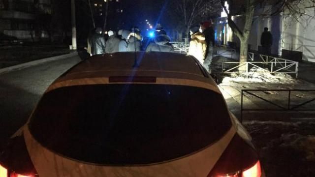 Водій забарикадувався від поліції в авто на 10 годин Водій забарикадувався від поліції в авто на 10 годин