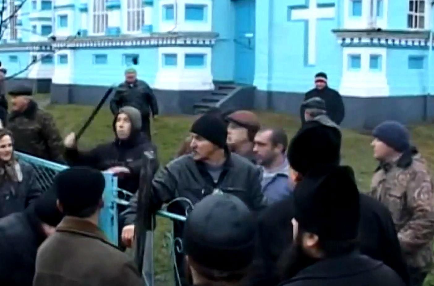 Ровенские верующие делят церковь кулаками Ровенские верующие делят церковь кулаками