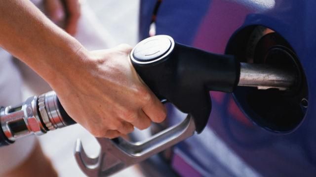 Обвал цен на нефть рекордно удешевил бензин