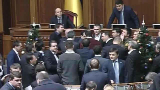 "Самопомич" и радикалы заблокировали трибуну Рады: требуют выборы в Кривом Роге "Самопомич" и радикалы заблокировали трибуну Рады: требуют выборы в Кривом Роге