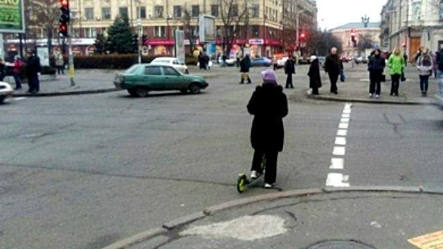 Дніпропетровськ повеселила бабуся, що каталась на самокаті