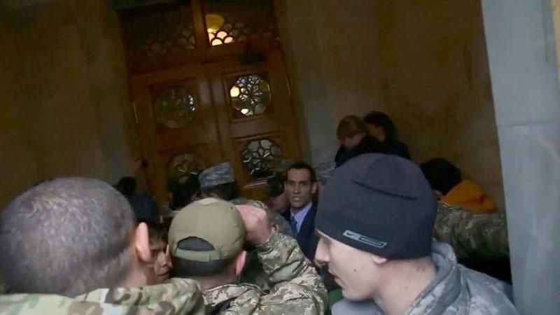 Під Радою сталася сутичка: активістів з Кривого Рогу не пустили до будівлі