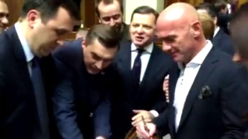 Нардепи сформували довжелезні черги, аби підписатись за відставку Шокіна Нардепи сформували довжелезні черги, аби підписатись за відставку Шокіна