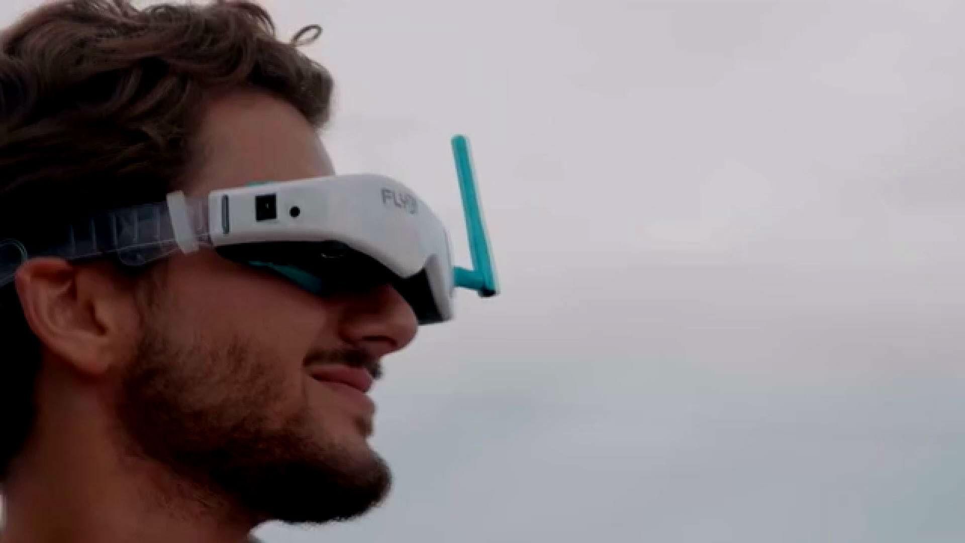 Квадрокоптер можно управлять с помощью шлема, малейшее в мире цветное изображение Квадрокоптер можно управлять с помощью шлема, малейшее в мире цветное изображение