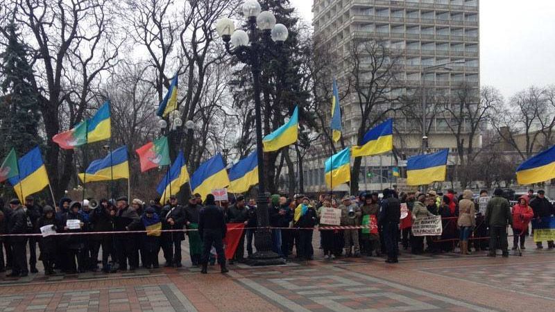 Народний тиск: під Радою одразу два мітинги