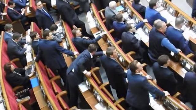 З’явилось відео, як скандальний нардеп "кнопкодавив" за п’ятьох З’явилось відео, як скандальний нардеп "кнопкодавив" за п’ятьох