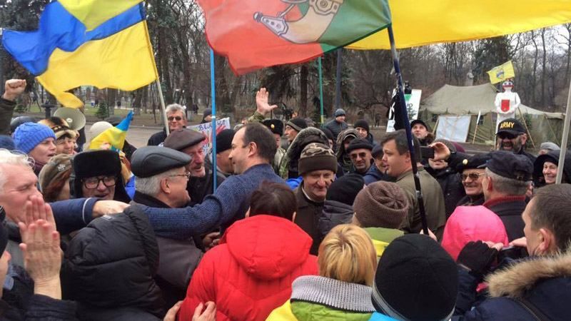 Люди под Радой поносили на руках Соболева и Семенченко Люди под Радой поносили на руках Соболева и Семенченко