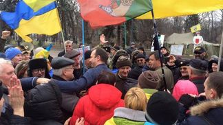 Люди под Радой поносили на руках Соболева и Семенченко