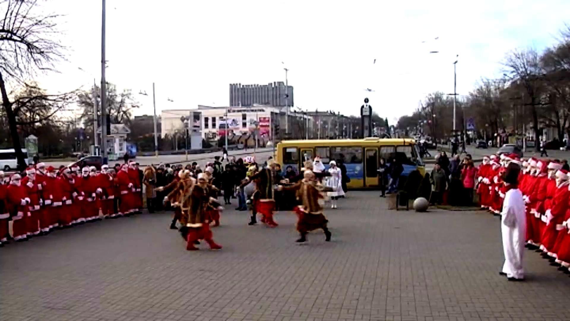 Праздничный марафон с подарками для ребятишек устроили в Запорожье
