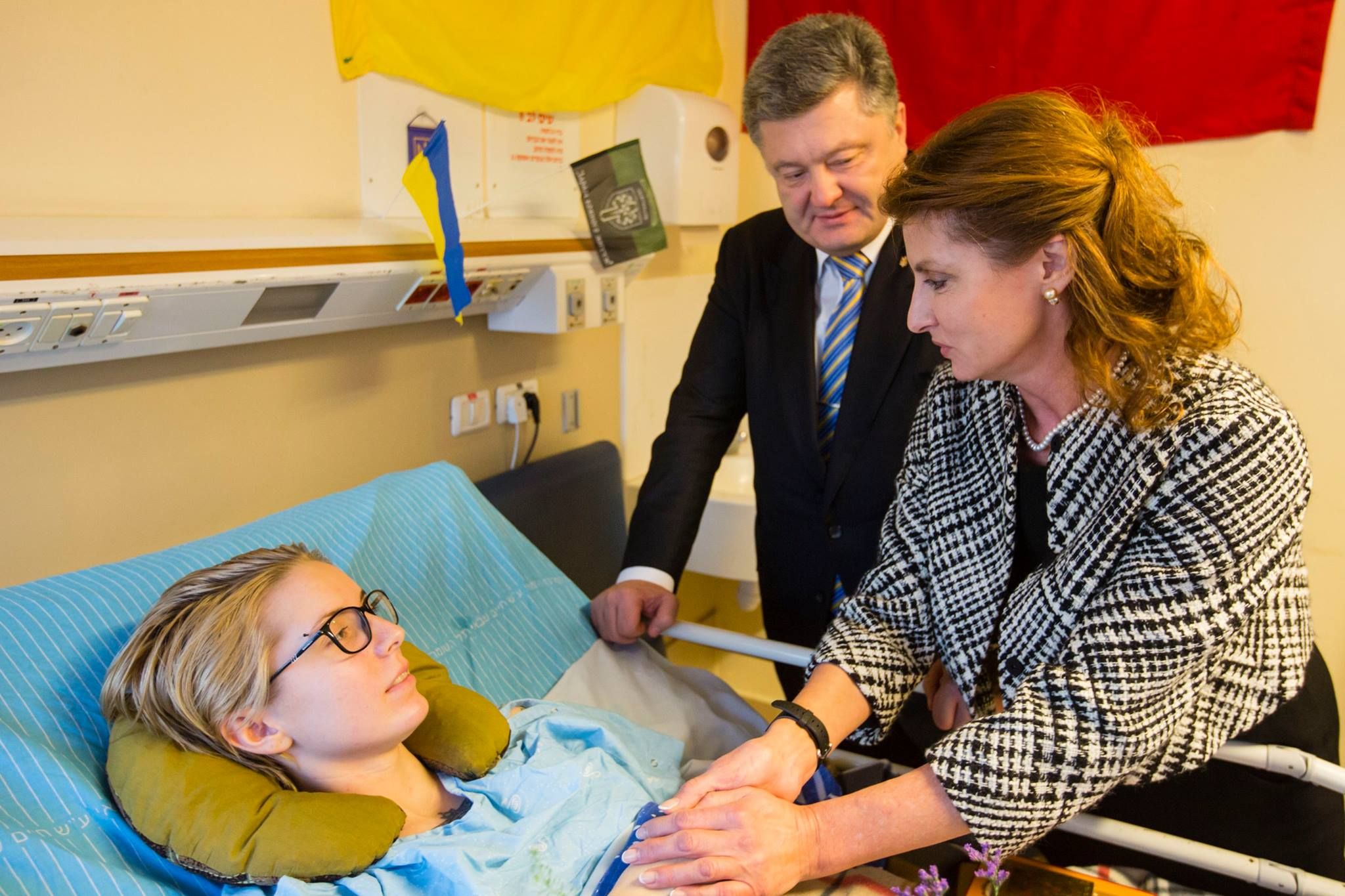Порошенко відвідав волонтерку Яну Зінкевич у лікарні