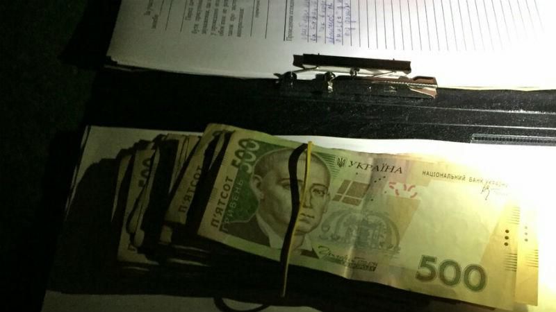 Поліцейського спіймали на великому хабарі Поліцейського спіймали на великому хабарі