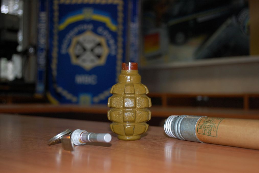 Невідомий кинув гранату у поліцейських. Є поранені Невідомий кинув гранату у поліцейських. Є поранені