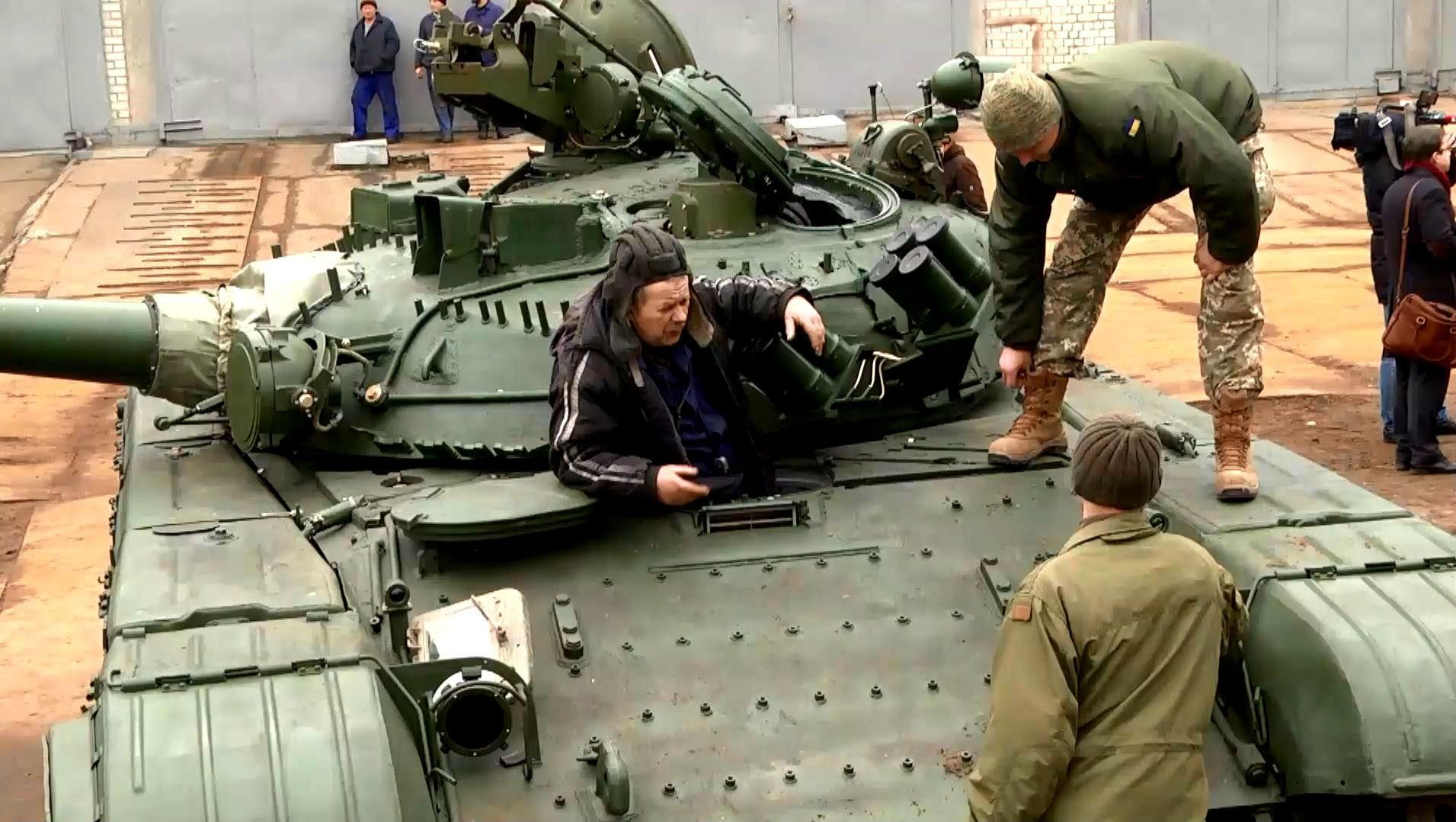 Як готують військову техніку для АТО показали в "Укроборонпромі"