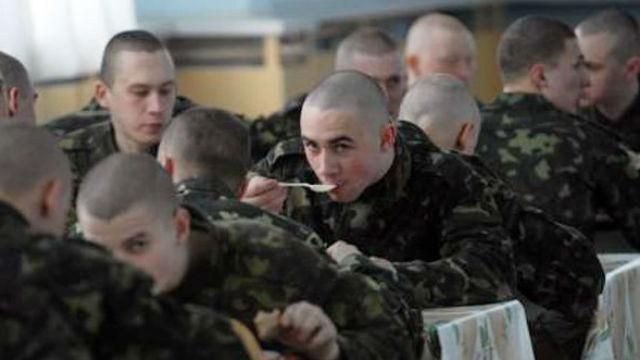 Міноборони запевняє, що солдатів годують сьомгою і ананасами, — Сазонов Міноборони запевняє, що солдатів годують сьомгою і ананасами, — Сазонов