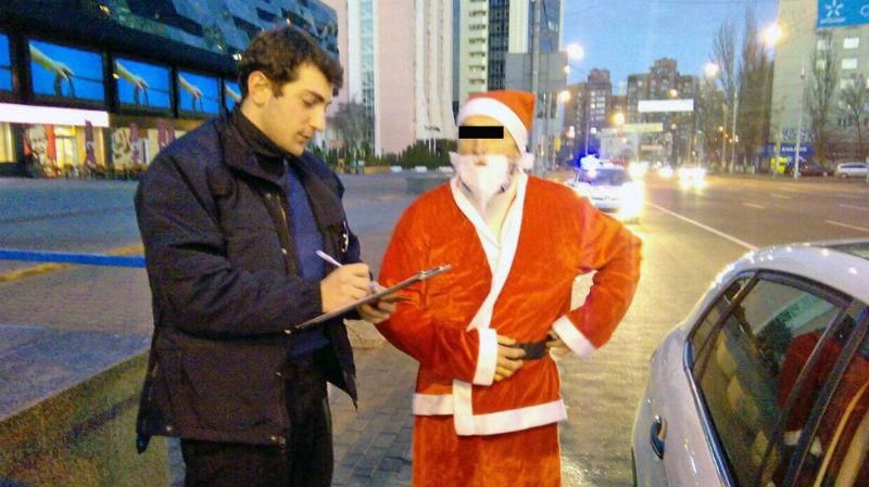 Полицейские наказали Деда Мороза