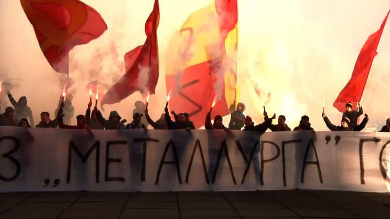 Файеры, дымовые шашки и взрывы: как ультрас отстаивали "Металлург" Файеры, дымовые шашки и взрывы: как ультрас отстаивали "Металлург"