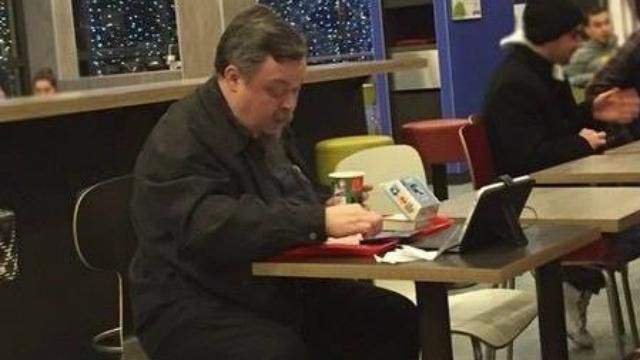 Вільна ряса: батюшку, який їв у McDonalds, звільнили Вільна ряса: батюшку, який їв у McDonalds, звільнили