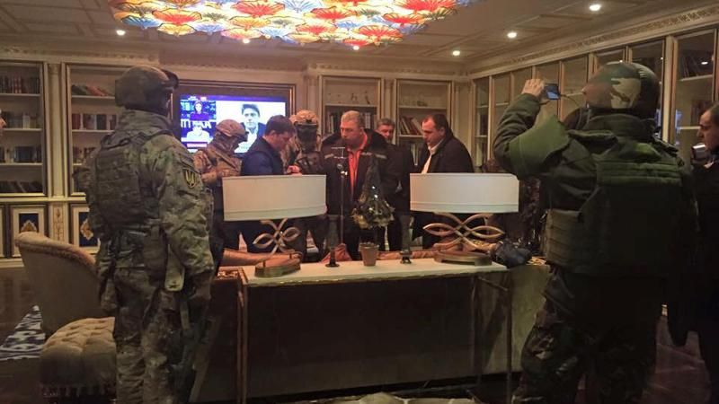 Фотофакт: квартиру Корбана обыскивают Фотофакт: квартиру Корбана обыскивают