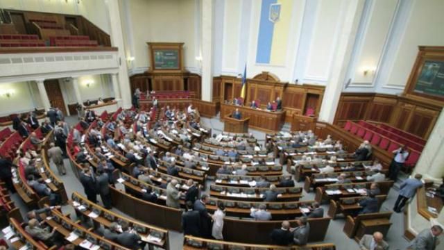 Рада підтримала вдосконалений Порошенком закон про переселенців