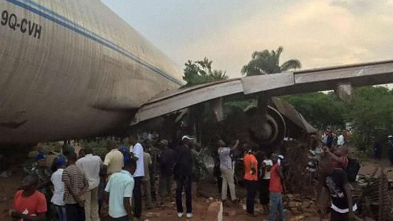 Самолет врезался в жилые дома в Конго