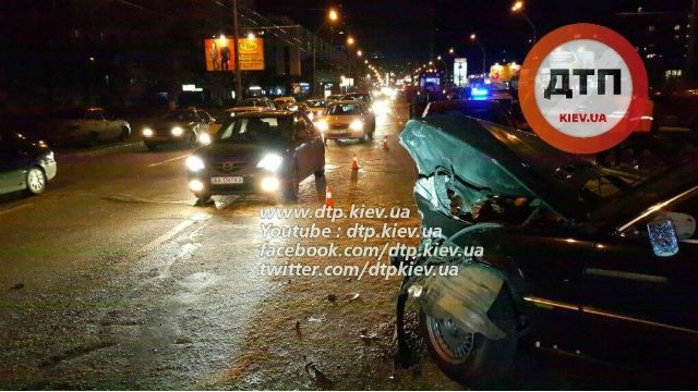 Серйозна аварія паралізувала вулицю у Києві: опубліковано відео 
