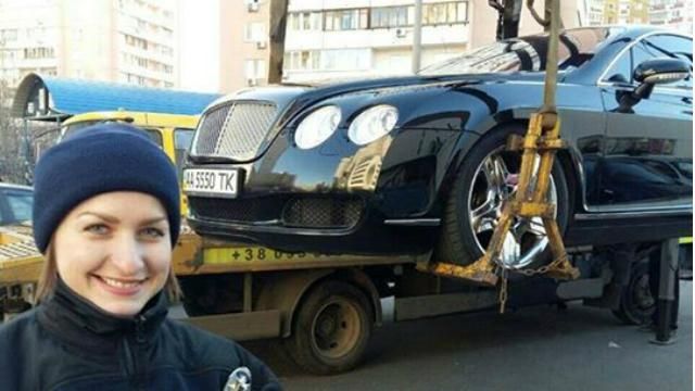 Фото полисмена на фоне эвакуации Bentley взорвало сеть Фото полисмена на фоне эвакуации Bentley взорвало сеть