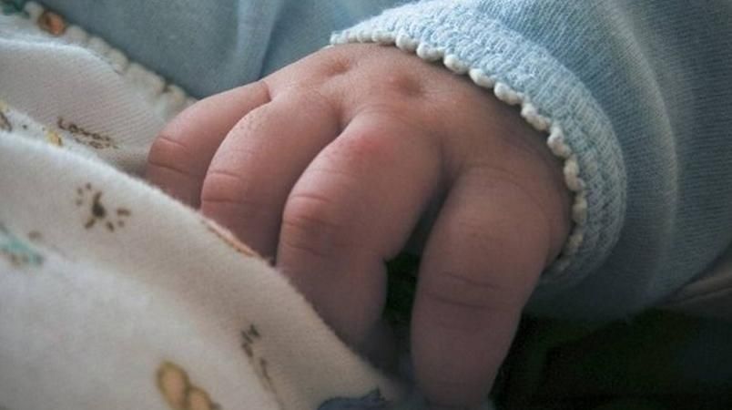 У Маріуполі новонароджене немовля винесли на смітник