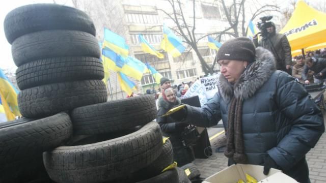 Під Генпрокуратурою збудували "ялинку" з шин і насіння