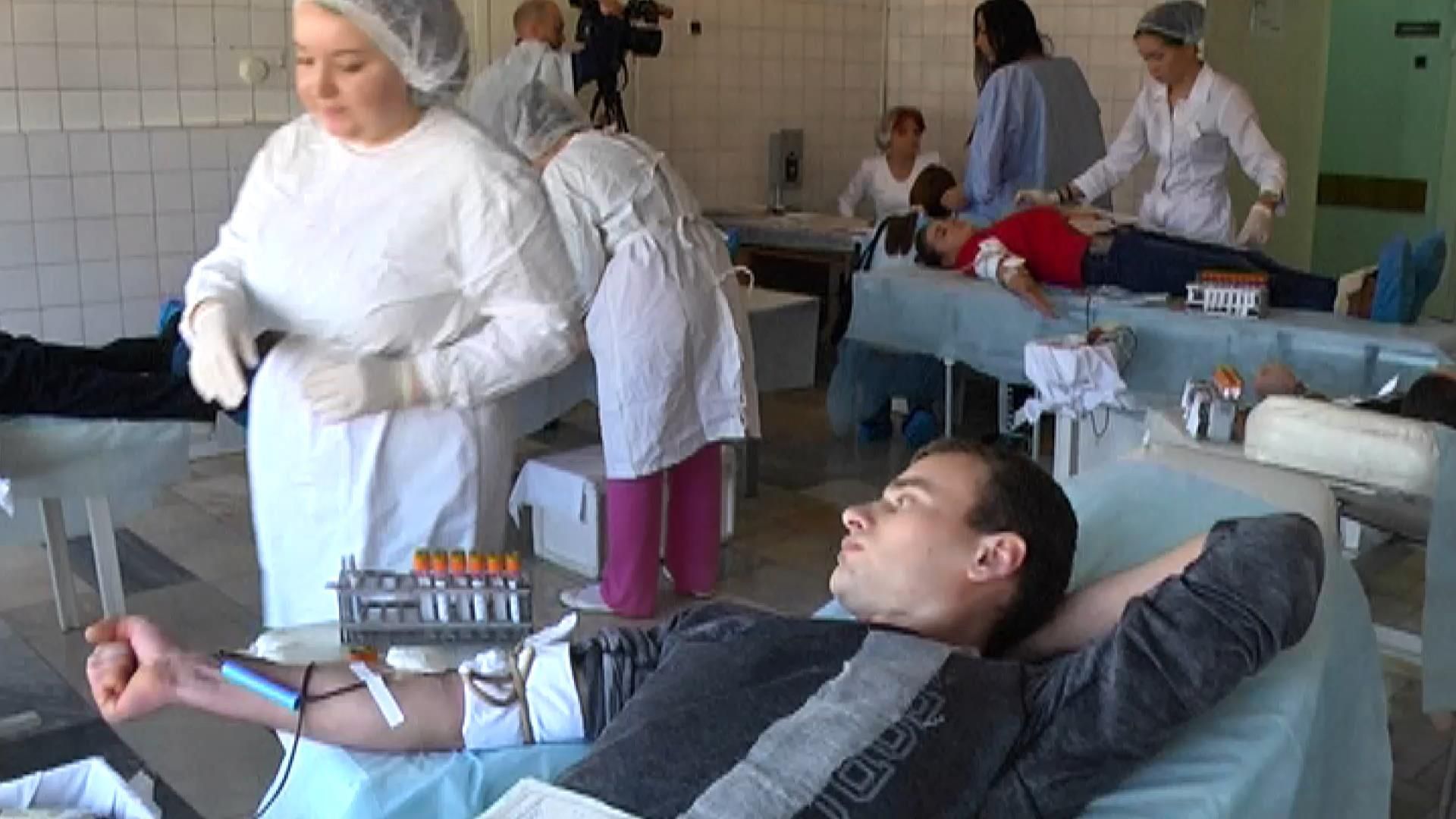 Сотни неравнодушных сдали кровь для раненых бойцов Сотни неравнодушных сдали кровь для раненых бойцов