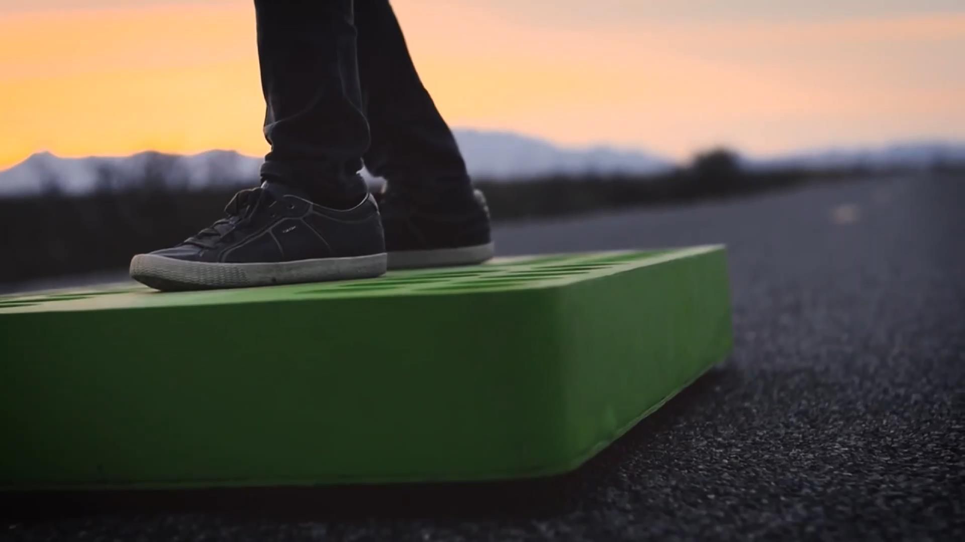 У мережі з’явилось відео першого у світі летючого скейтборду