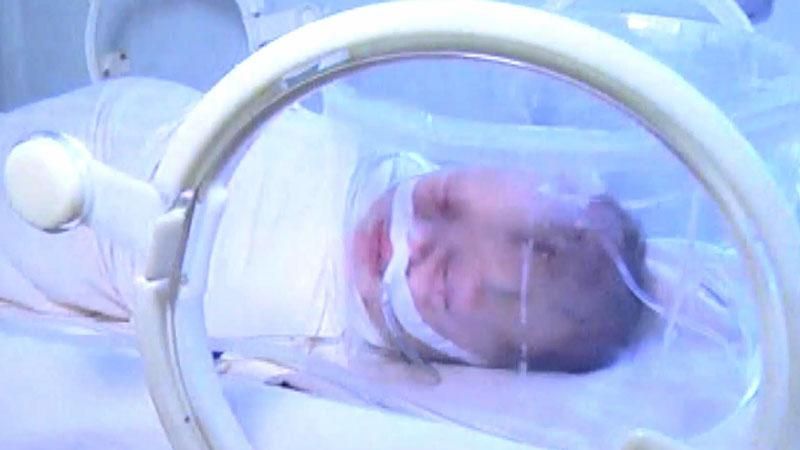 Случайная прохожая нашла на помойке живого ребенка