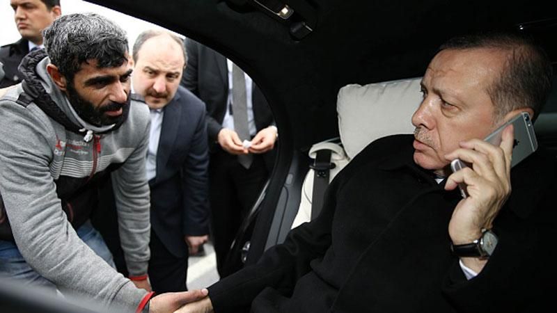 Фото дня: Президент Туреччини врятував чоловіка від самогубства