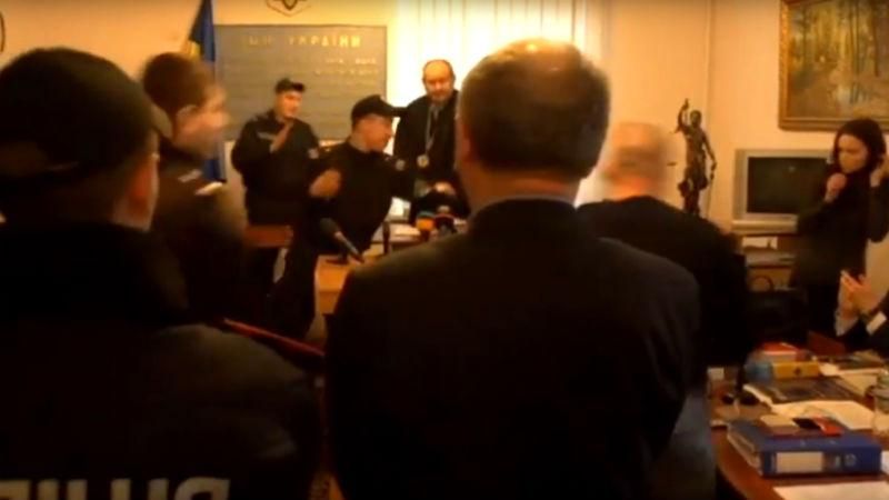 Во время суда над Корбаном снова летали бутылки с водой Во время суда над Корбаном снова летали бутылки с водой