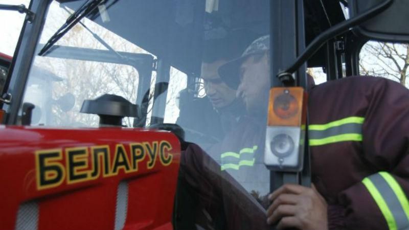 Кличко проехался по безснежному Киеву на снегоуборочном тракторе