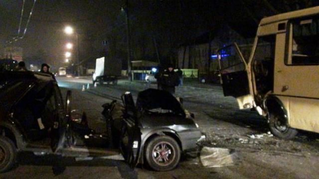 Автомобиль влетел в маршрутку в Чернигове: есть пострадавшие Автомобиль влетел в маршрутку в Чернигове: есть пострадавшие