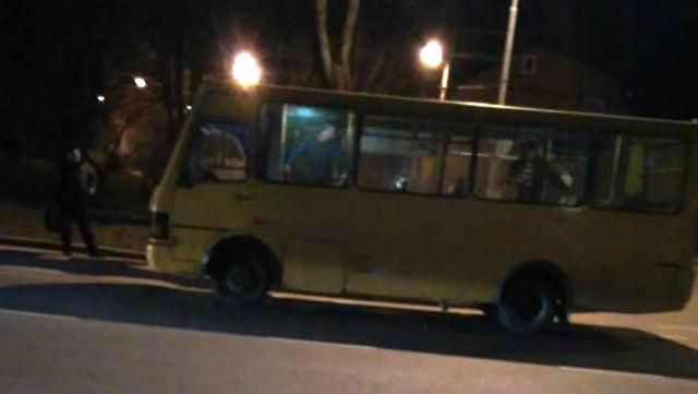 У Львові розстріляли маршрутку, — активісти У Львові розстріляли маршрутку, — активісти