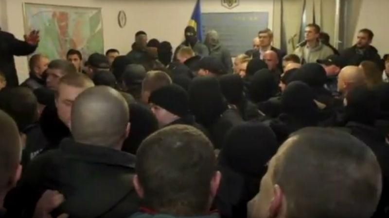 Силовики штурмують прихильників Корбана. Лідер УКРОПу знепритомнів Силовики штурмують прихильників Корбана. Лідер УКРОПу знепритомнів