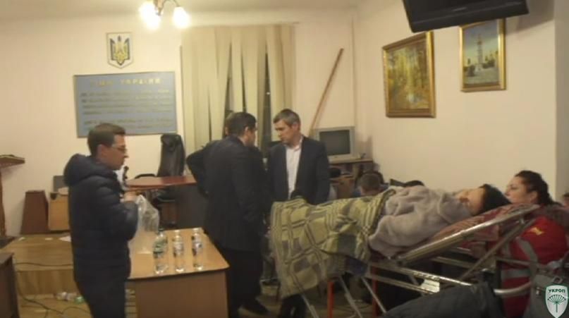 Адвокат Корбана знепритомніла — їй теж допомагають лікарі Адвокат Корбана знепритомніла — їй теж допомагають лікарі