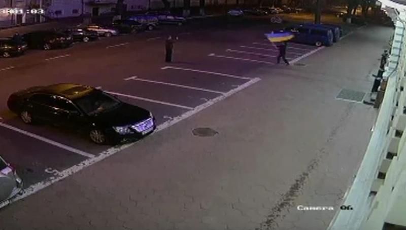 Двое одесситов заплатят штраф за кражу флага в полиции Двое одесситов заплатят штраф за кражу флага в полиции