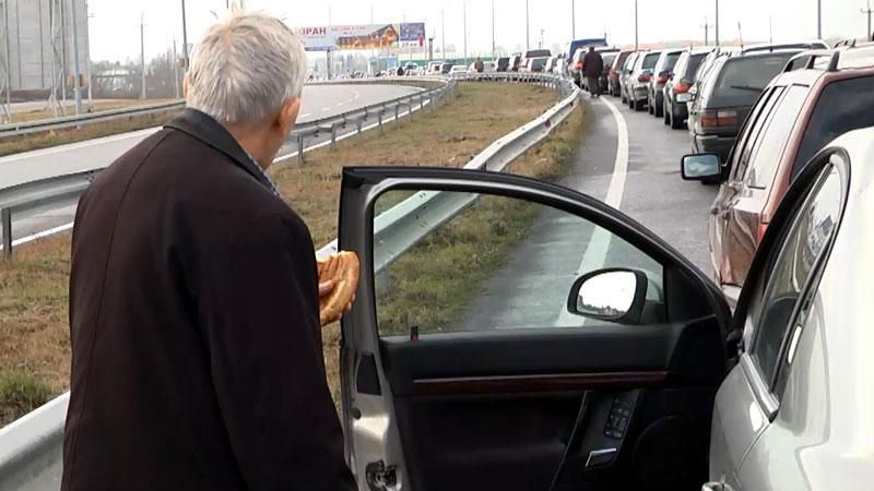 Километровые очереди на границе заблокировали движение в Польшу