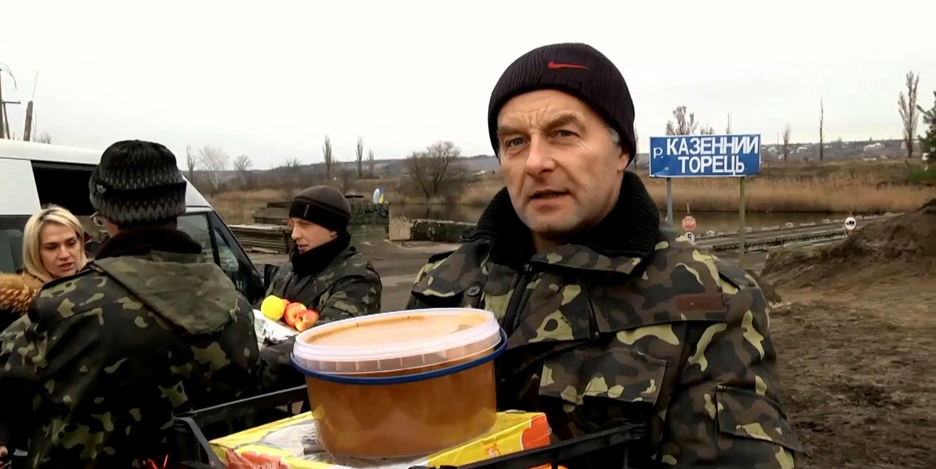 Военные из зоны АТО поздравляют украинцев с праздниками